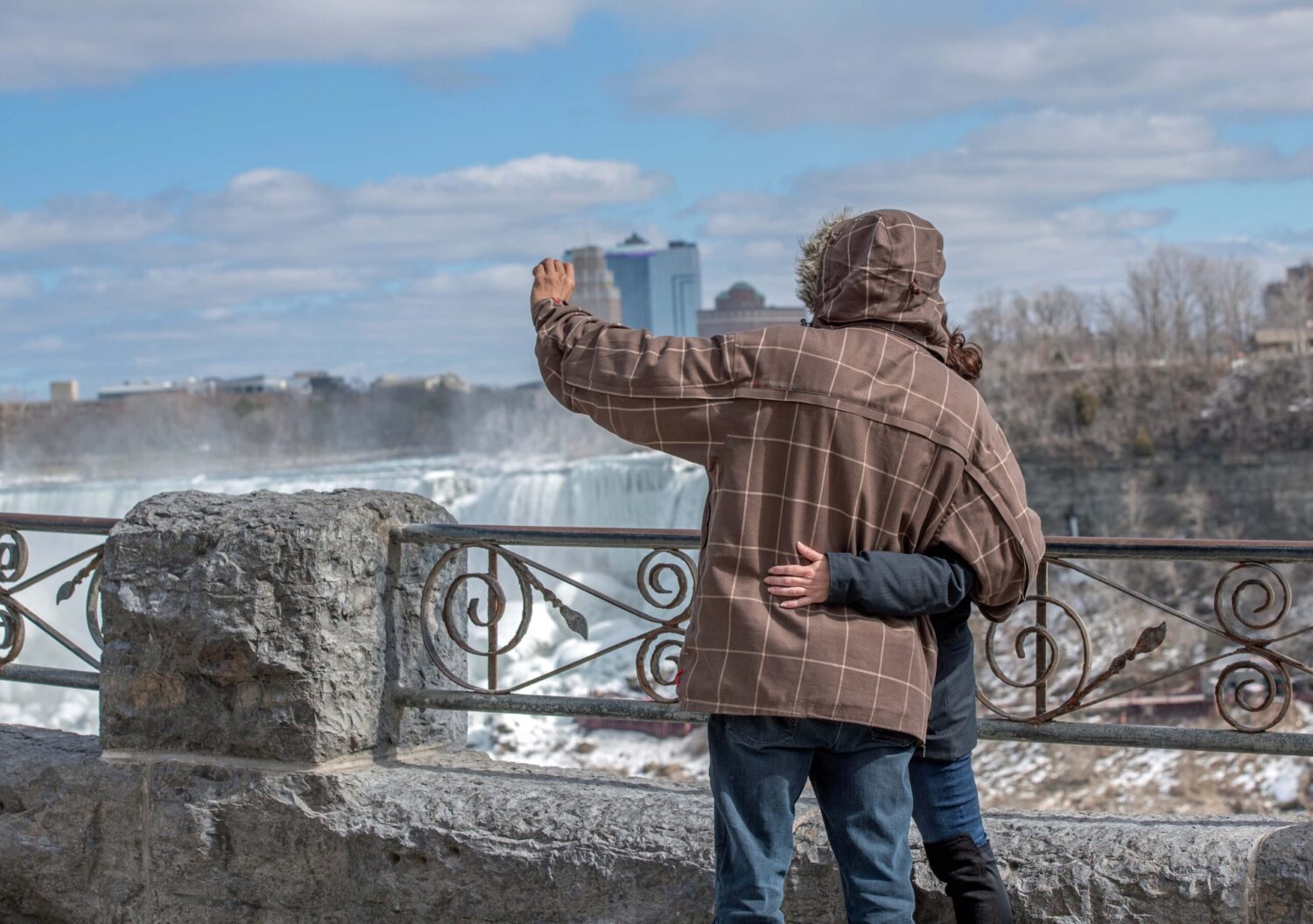 Couple Niagara Falls 418977420 scaled e1731697727381